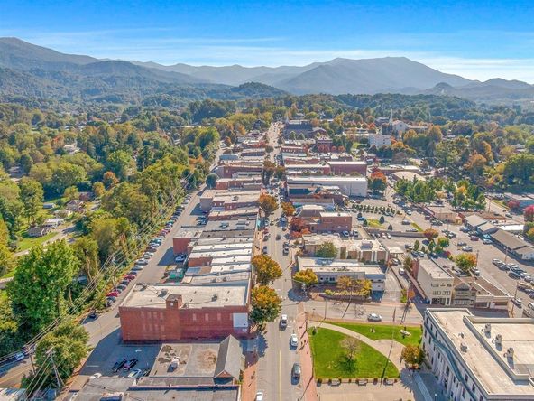 237 Ratcliff Cove Rd., Waynesville, NC 28786